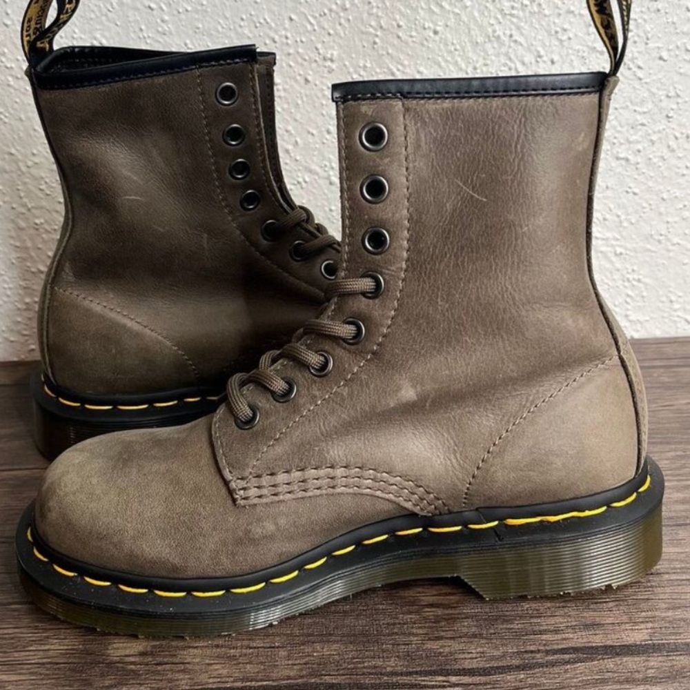 NEW Dr. Martens 24540‎ Olive Green Leather Lace Up Combat Boots 8-Eye Womens 5